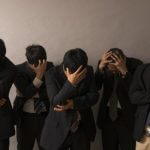 うなだれる5人のビジネスマン