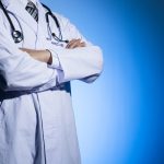 腕組みをする医者